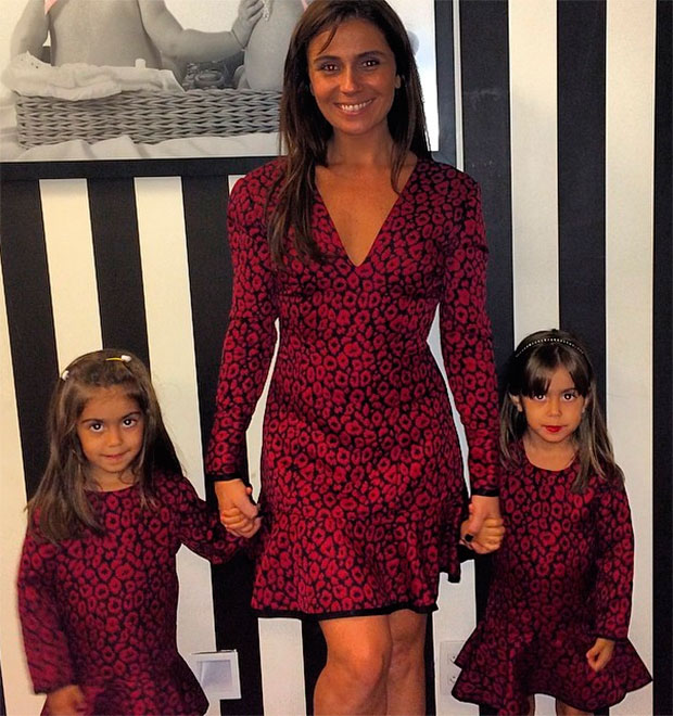 Giovanna Antonelli combina o modelito com as filhas gêmeas