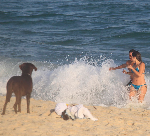 Aniversariante do dia, Giovanna Lancellotti vai à praia com amigo e curte brincadeiras