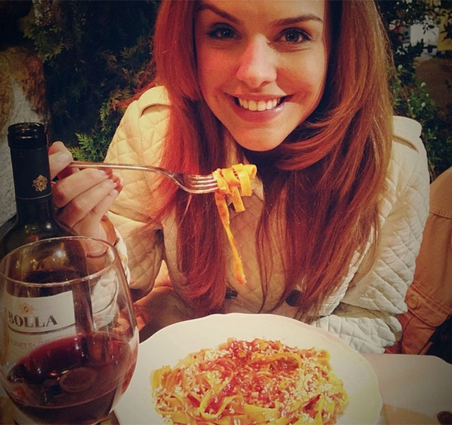 Paloma Bernardi devora prato de macarrão em Roma, veja!