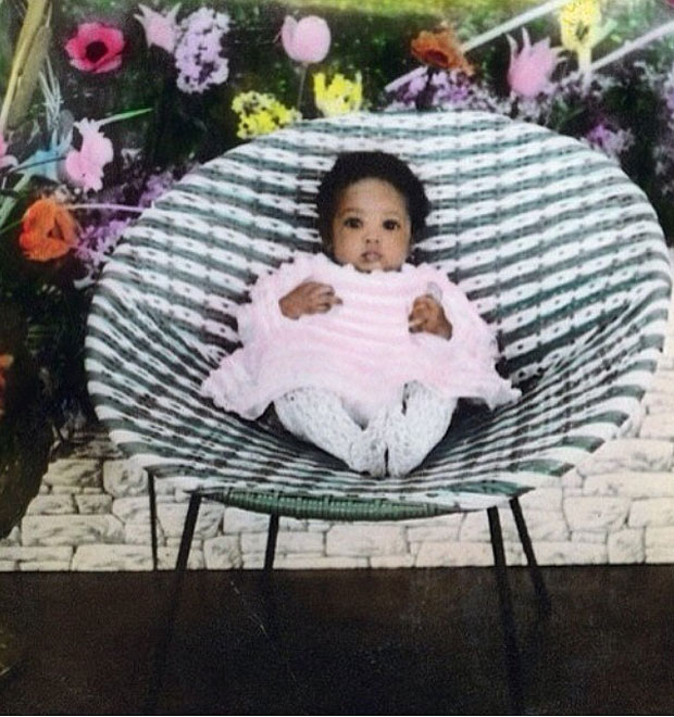 Naomi Campbell posta foto de quando era bebê