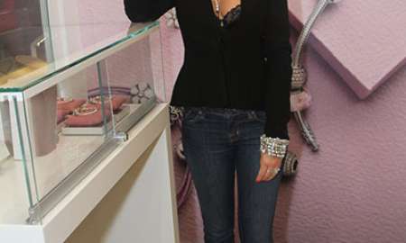 Adriane Galisteu e Fernanda Paes Leme devoram <i>cupcake</i> em inauguração de loja 