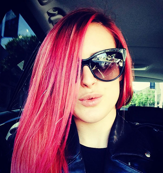 Rumer Willis, filha de Demi Moore, tinge cabelo de rosa