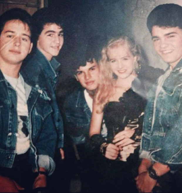 Angélica aparece em foto antiga ao lado de <i>Dominó</i>