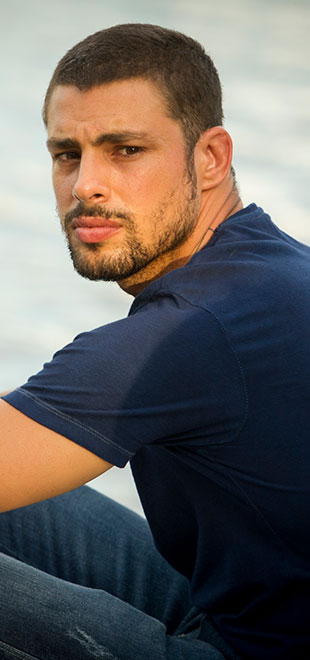 Cauã Reymond fica ao lado de mulher misteriosa falando ao celular em festa