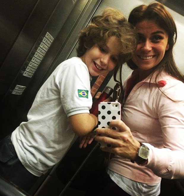 Bem cedo, Giovanna Antonelli posa para foto com filho