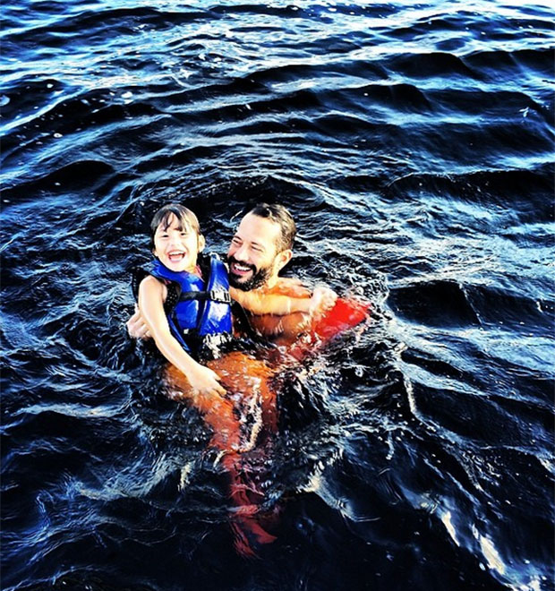 Malvino Salvador nada no rio Negro com a filha