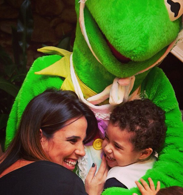 Wanessa posta imagem divertida ao lado do filho