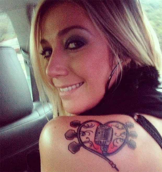 Luiza Possi faz nova tatuagem