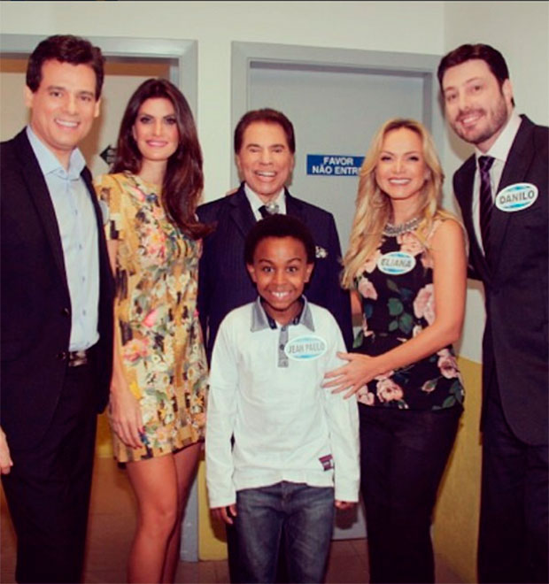 Celso Portiolli posa com Silvio Santos e apresentadores do <i>SBT</i>
