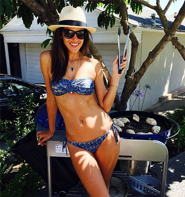 Alessandra Ambrósio faz churrasco de biquíni, veja!