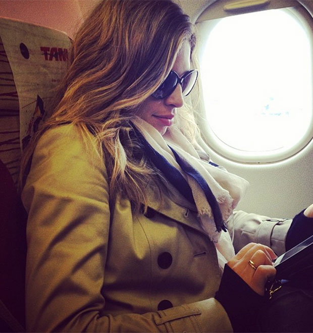 Grazi Massafera aparece toda agasalhada no avião, veja!