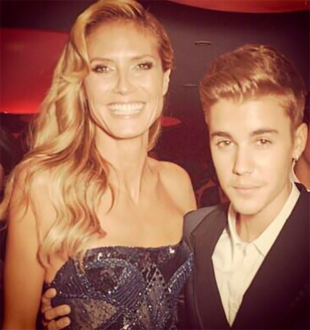 Heidi Klum afirma que Justin Bieber <i>não estava tocando</i> nela em baile