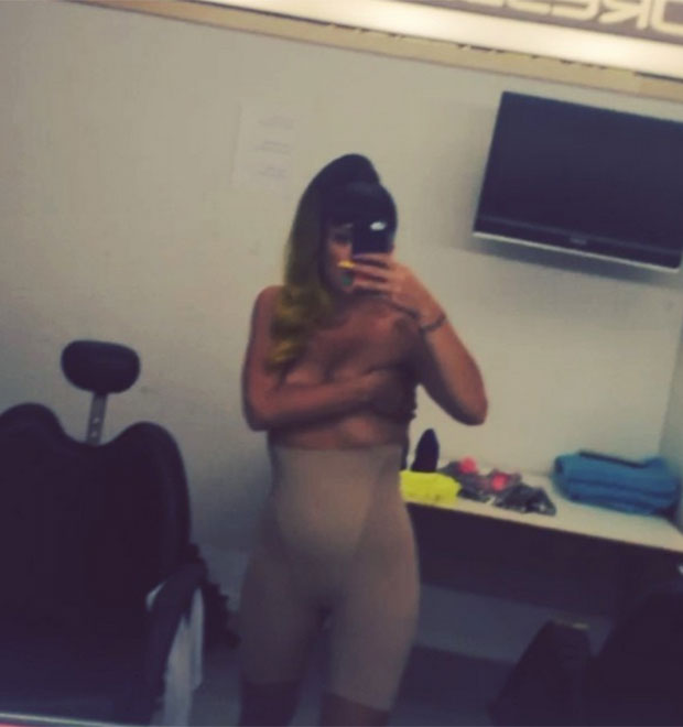 Lily Allen faz vídeo <i>topless</i>