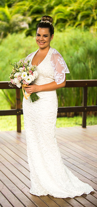 Após falar sobre casamento, Fernanda Souza aparece vestida de noiva. Confira!