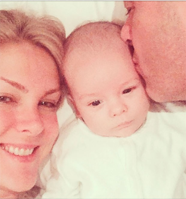 Deitada na cama, Ana Hickmann divulga foto ao lado do marido e filho
