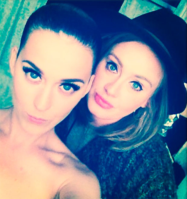 Adele reaparece com rosto mais fino em <i>selfie</i> com Katy Perry