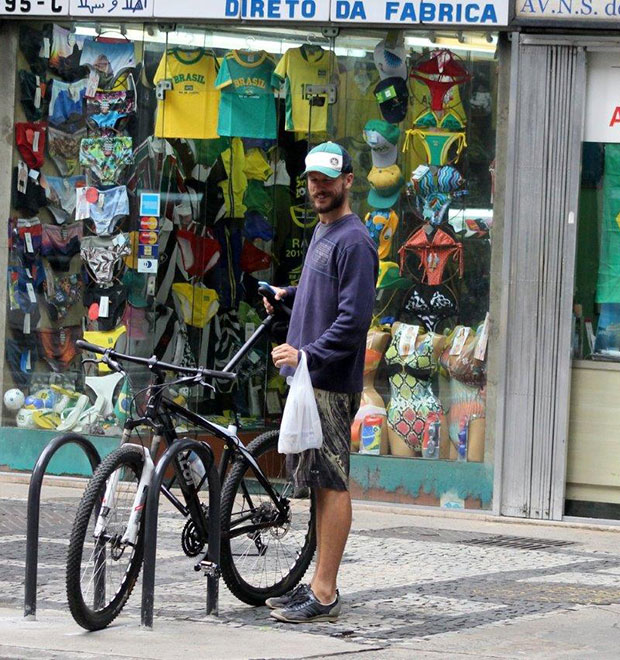 Rodrigo Hilbert passeia sozinho no Rio de Janeiro