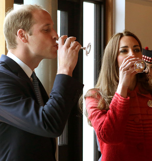 Em meio a rumores de gravidez, Kate Middleton dá gole em bebida alcoólica