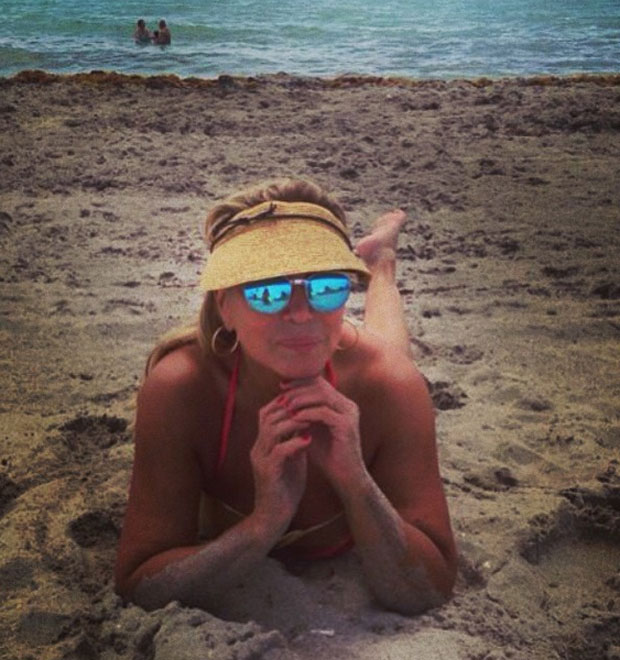 Susana Vieira faz pose em praia de <i>Hollywood</i>