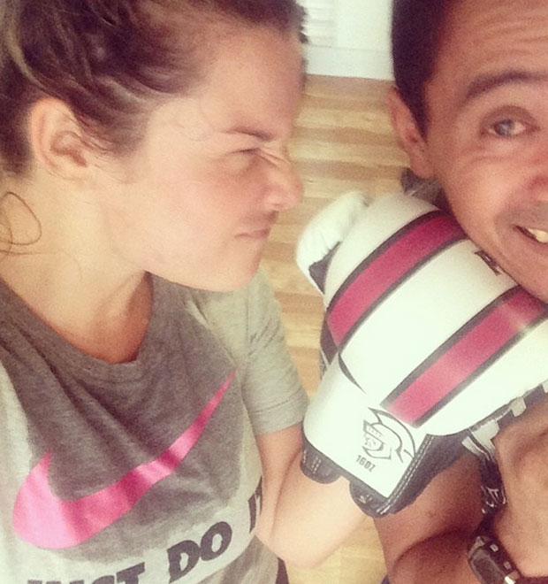 Fernanda Souza faz <i>selfie</i> toda suada após aula de <i>muay thai</i>