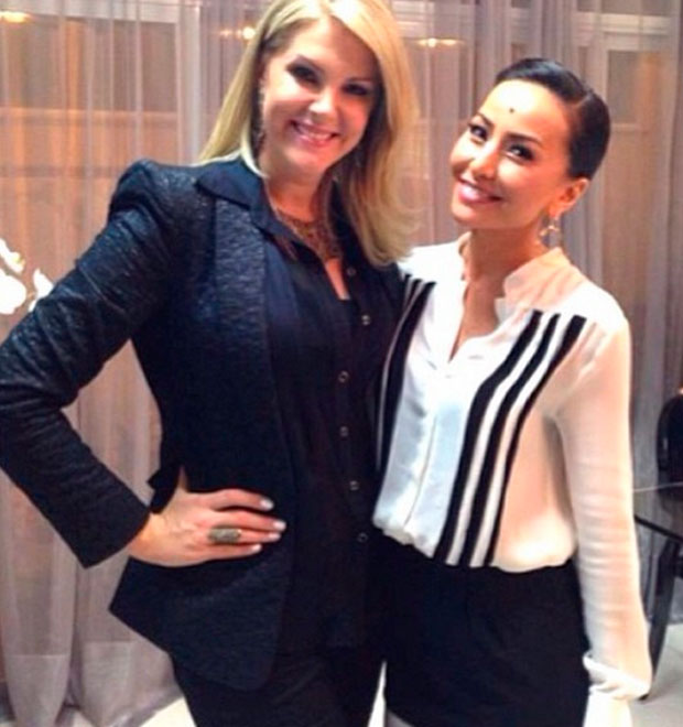 Ana Hickmann posa ao lado de Sabrina Sato