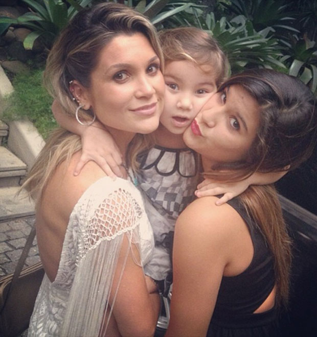 Flávia Alessandra posa com as filhas em foto
