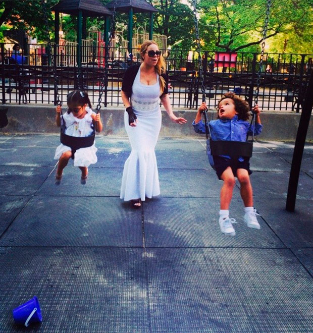Mariah Carey usa vestido sereia para brincar com os filhos