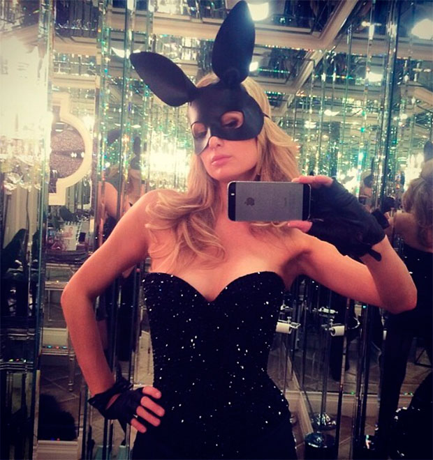 Paris Hilton se fantasia de coelhinha e posa <i>sexy</i> em foto