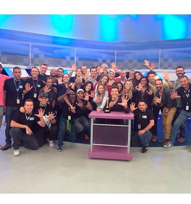 Rodrigo Faro posta foto com a equipe da <i>Hora do Faro</i>