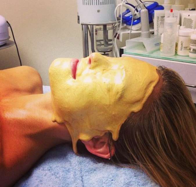 Apesar de apostar nas maquiagens, Bar também opta pelos tratamentos de beleza com eficiência, como peelings e máscaras faciais. Na imagem acima, ela aparece com uma máscara bem grossa de pó de ouro. A modelo também revelou à Vogue britânica que só começou a usar protetor solar em 2012, ou seja, aos 27 anos!
