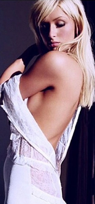 Paris Hilton faz pose depois de acordar maquiada