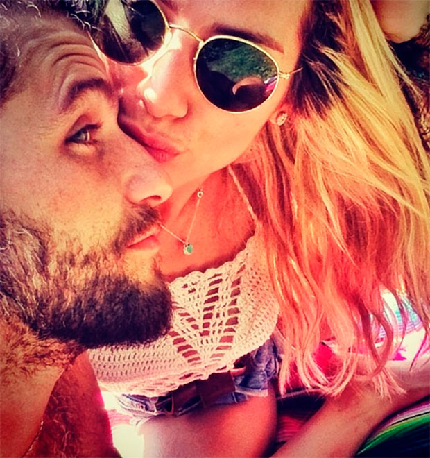 Em clima de romance, Giovanna Ewbank dá beijo apaixonado em Bruno Gagliasso