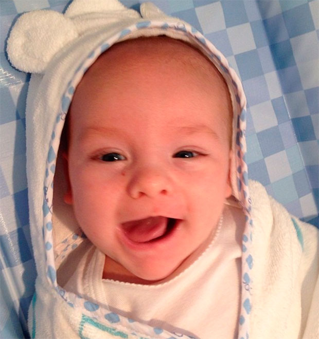 Filho de Ana Hickmann adora tomar banho, veja a foto!