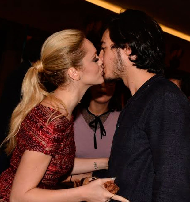Isabelle Drummond troca beijos com o namorado em pré-estreia de filme