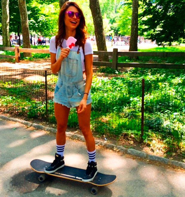 Thaila Ayala anda de <i>skate</i> e mostra foto do <i>Instagram</i>