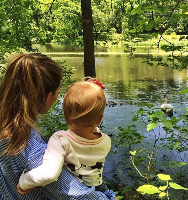 Gisele Bündchen leva filha ao parque para ver cisnes