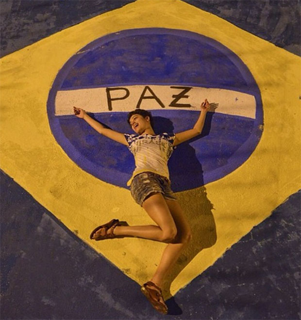 Sophie Charlotte entra no clima da Copa do Mundo e posa deitada em bandeira