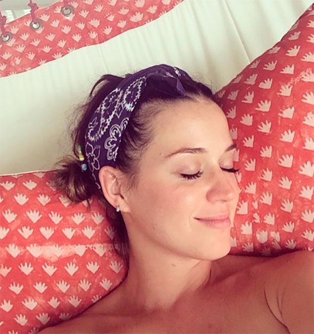 Katy Perry e ex-namorado postam foto no mesmo lugar indicando que estariam juntos novamente
