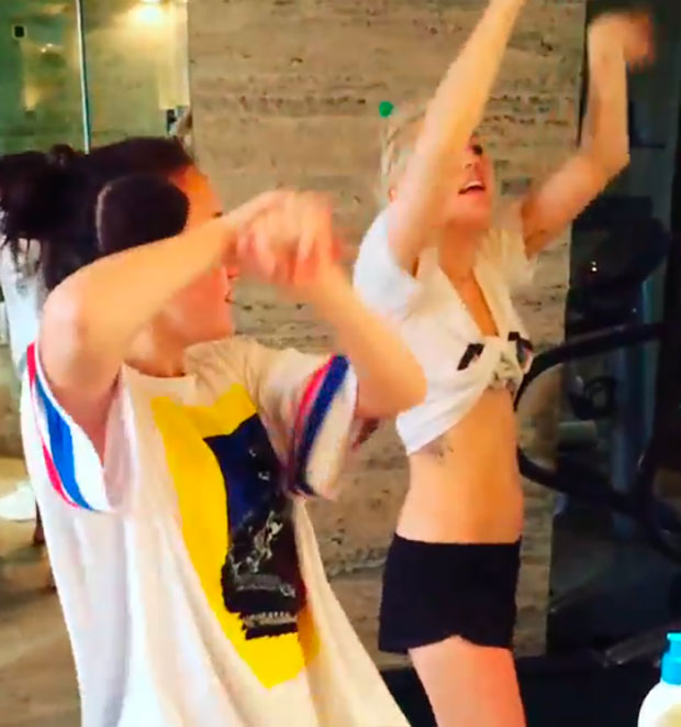 Miley Cyrus ensaia coreografia com sua irmã mais nova