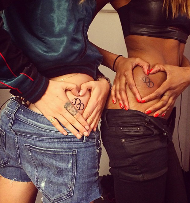 Cara Delevingne e amiga fazem tatuagens iguais