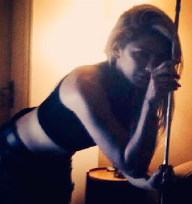 Antonia Fontenelle <i>não resiste</i> e posta foto ao lado de <i>pole dance</i>