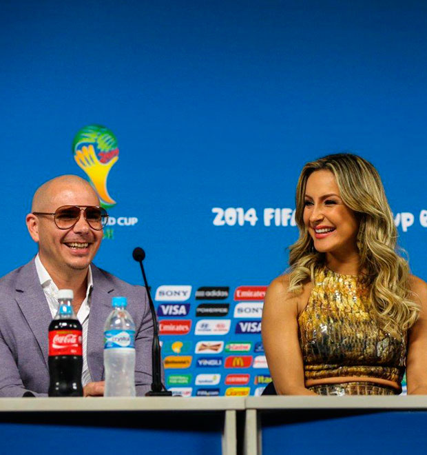 Claudia Leitte e Pitbull participam de coletiva em São Paulo
