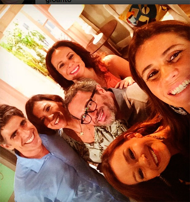 Giovanna Antonelli mostra clima de alto astral nos bastidores de <i>Em Família</i>