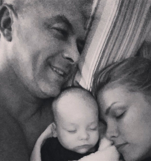 Ana Hickmann e marido posam com o filho na cama: <i>Ursos na toca</i>