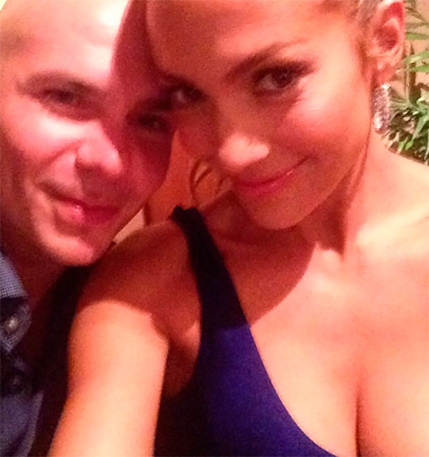 Com decote, Jennifer Lopez posa ao lado de Pitbull e fala em português: <I>Vamos sambar</i>