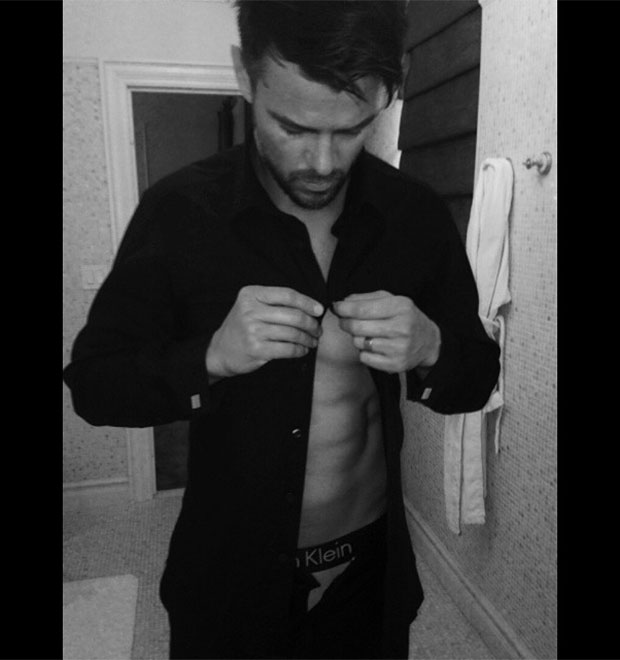 Josh Duhamel deixa cueca à mostra