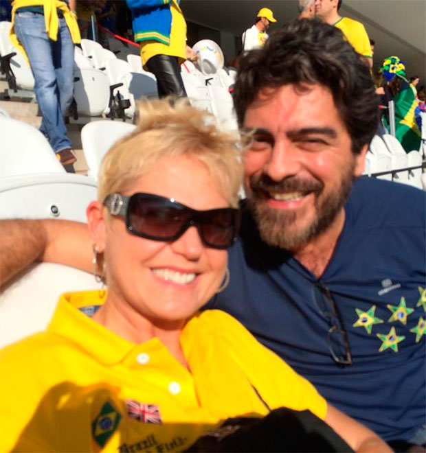 Xuxa não consegue achar assento em estádio e fica nervosa