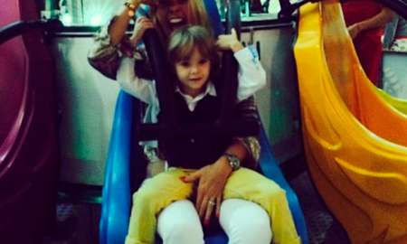 Adriane Galisteu se diverte com o filho em festa infantil