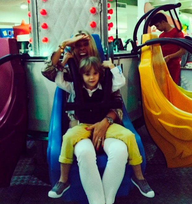 Adriane Galisteu se diverte com o filho em festa infantil