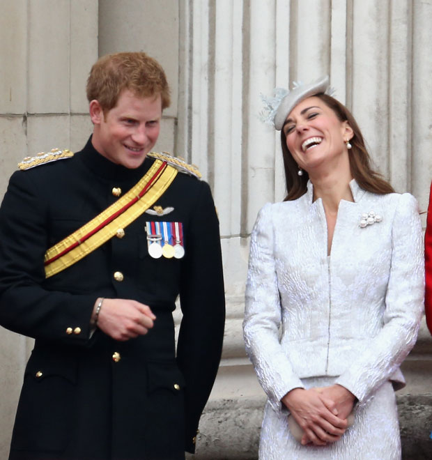 Kate Middleton se diverte com príncipe Harry e cai na risada em evento real